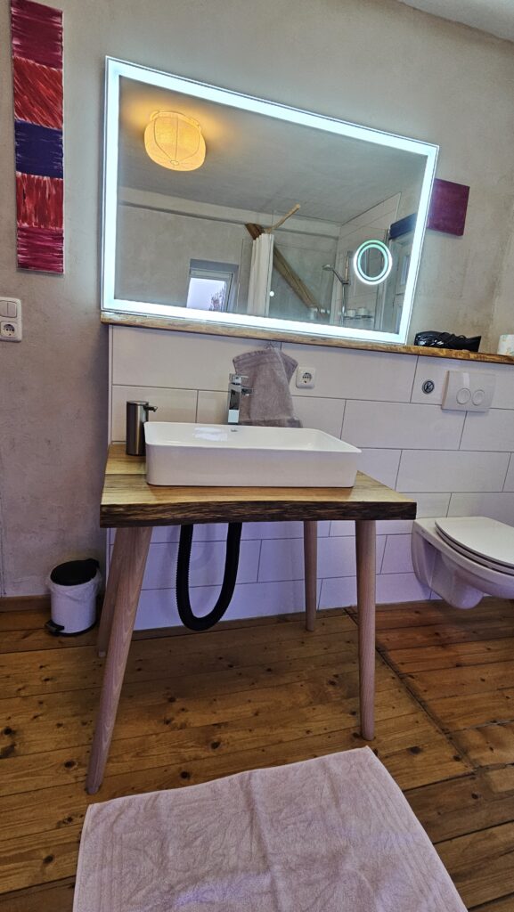 Badezimmer und Tageslicht in der Ferienwohnung Höxter