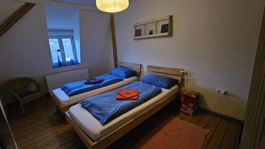 Schlafzimmer mit Doppelbett in der Ferienwohnung im Weserbergland