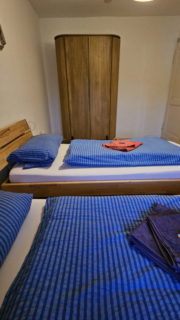 Schlafzimmer mit Doppelbett in der Ferienwohnung im Weserbergland