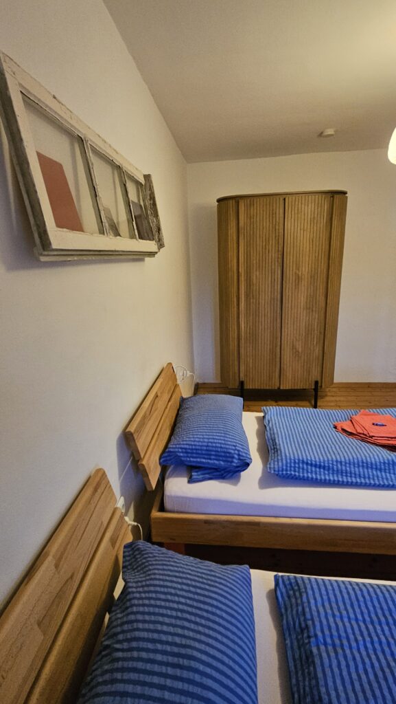 Schlafzimmer mit Doppelbett in der Ferienwohnung im Weserbergland